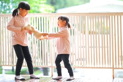 孩子是個打人小惡霸？